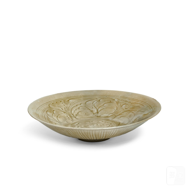 宋 耀州青釉花卉紋盤 | A LARGE YAOZHOU-STYLE CELADON-GLAZED 'FLORAL' DISH
